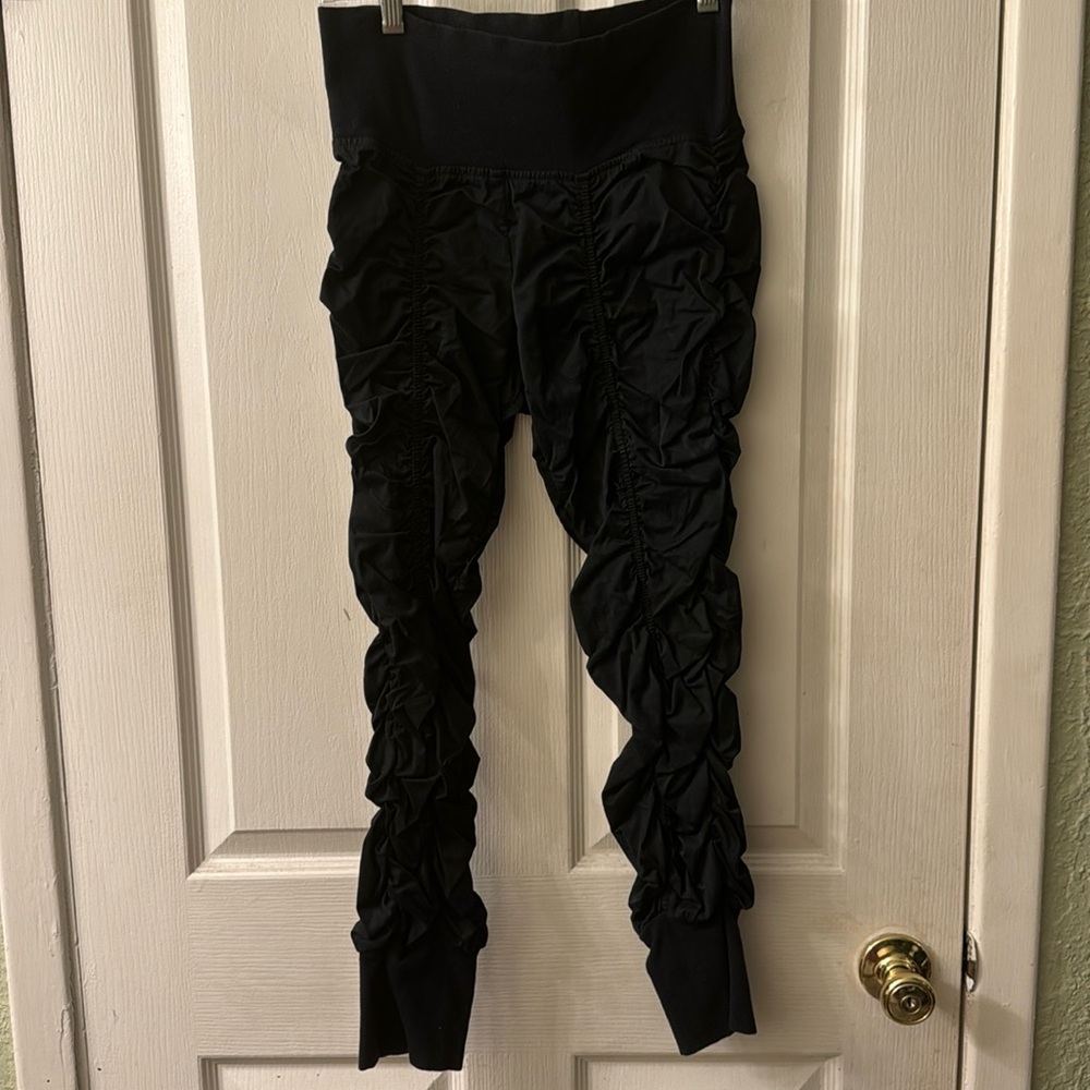 Black high waisted shirred ruffle sstretch leggings size medium